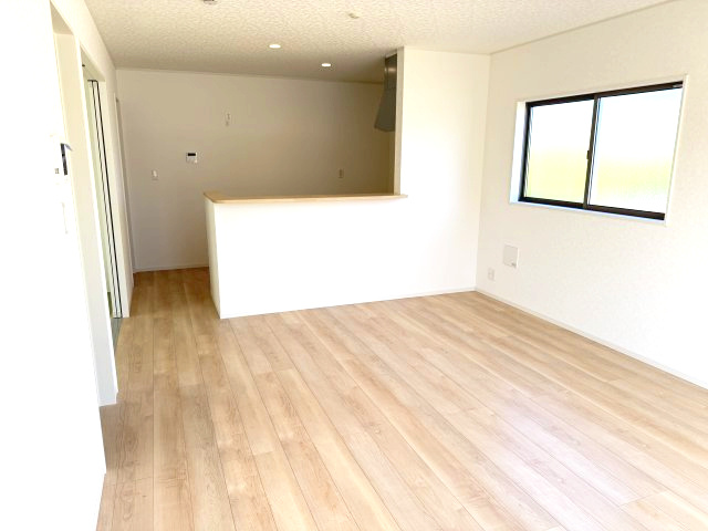 クレイドルガーデン前橋市下細井町第10-1　3号棟の居間・リビング|16帖広々リビング♪人気の対面式キッチンを配した空間はお好みの家具も合わせやすく、家族がくつろぐ快適な空間造りをサポート。窓からは明るい陽光が差し込みます。