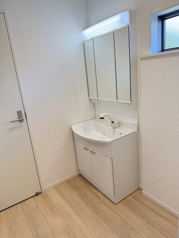 クレイドルガーデン前橋市下細井町第10-1　3号棟の独立洗面台|シャワー水栓付き洗面台で朝の身支度もバッチリです！
洗面台には収納スペースもあり洗面室もすっきり片付きますよ！
