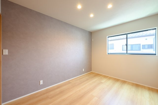 高崎市下之城の洋室|6帖の主寝室は、WIC付きの為スッキリしたベッドスペースの空間