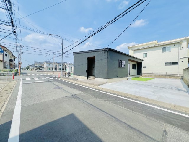 高崎市下之城の前面道路含む現地写真|間口も広く駐車も楽々♪