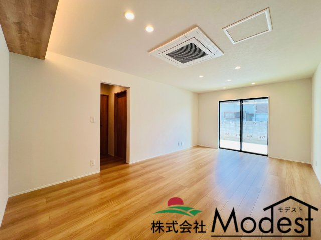 高崎市下之城の居間・リビング|18帖のリビングは、
部屋を広く開放的に見せてくれます。