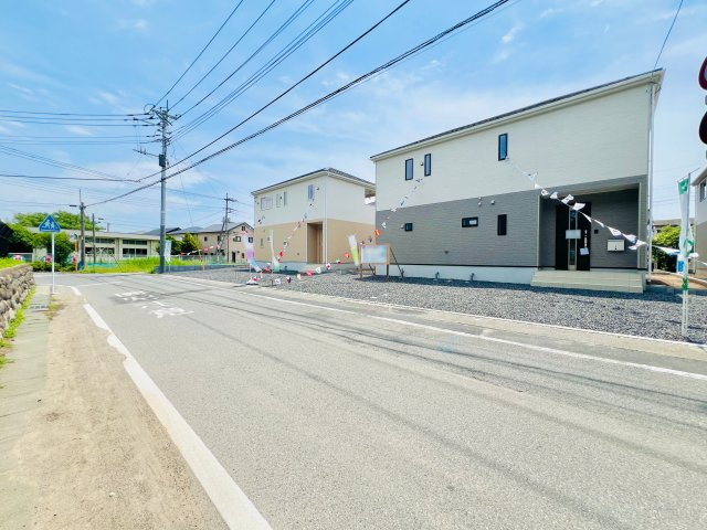 伊勢崎市上泉町の前面道路含む現地写真|間口も広く、駐車が苦手な方にもおススメ◎