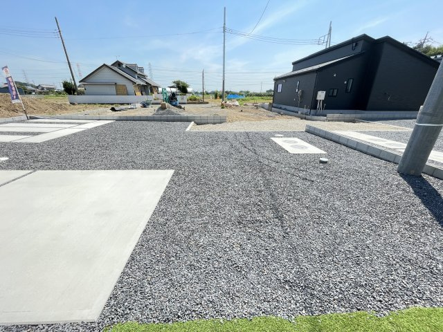 新築戸建・建売　太田市岩松町　GRAFARE　全3棟の駐車場|砂利があるので防犯対策にもなる駐車スペースです♪