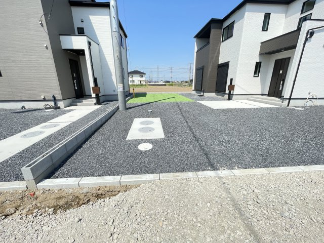 新築戸建・建売　太田市岩松町　GRAFARE　全3棟の駐車場|物置など置ける広々の駐車スペースです♪