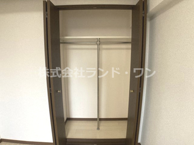 【収納】 | コスモ入間 | 約6.2帖の洋室にある収納