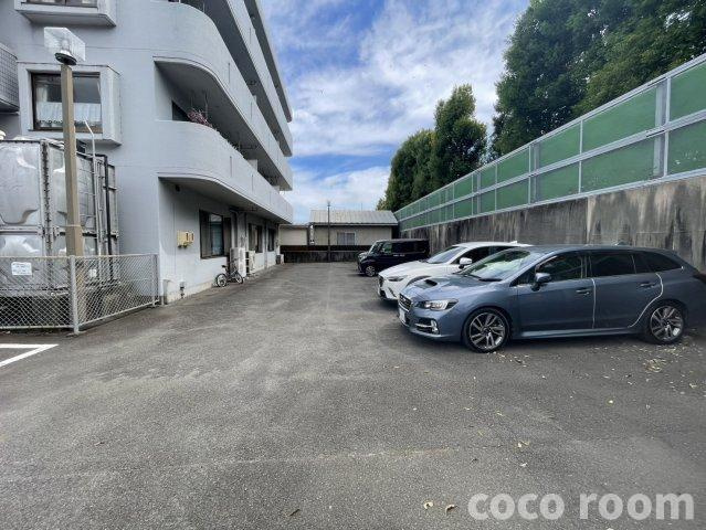 ブルーメゾン青島の駐車場