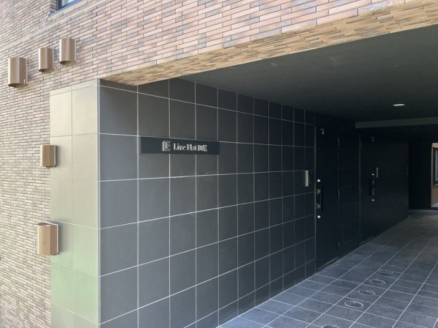 エストゥルースプラス田端のエントランス