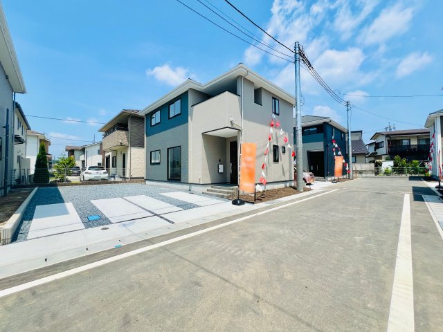 高崎市下豊岡町の前面道路含む現地写真|間口も広く駐車も楽々♪