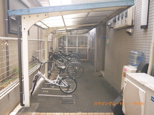 【駐輪場】 | ラ・ポール十条 | 屋根付きの駐輪場となっていますので、雨の日でも大切な自転車が濡れずに済みます。