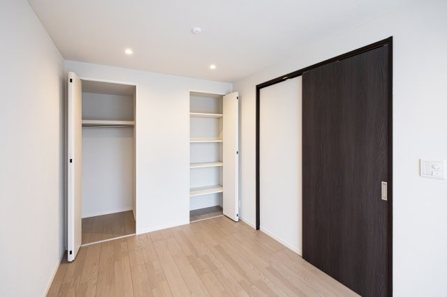 神楽坂パークハウスの洋室|洋室1にはゆとりある収納を備え付けました。衣類だけでなくキャリーバッグやオフシーズン家電など、たっぷりと収納できそうです