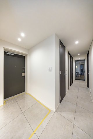 神楽坂パークハウスのその他共用部分|洗練されたデザインの気品溢れる玄関－廊下です。ダイニングからの光を取り込んだ明るい廊下部分は、大切なご家族の「ただいま」「おかえり」が行き交う心温まる空間です