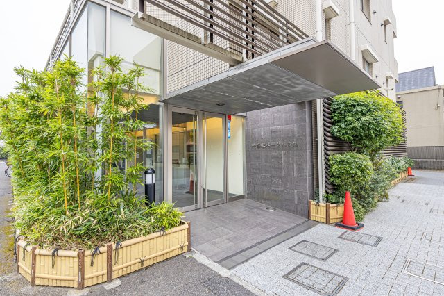 神楽坂パークハウスのエントランス|エントランスへと続く明るくゆとりあるアプローチです。都市に暮らすからこそ必要な、心を癒やす植栽の自然の緑が出迎えてくれます