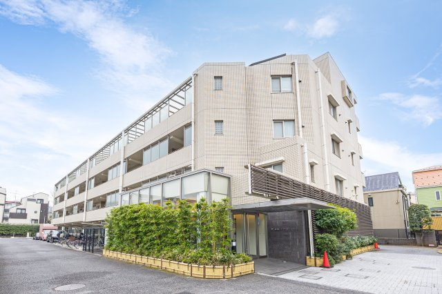 神楽坂パークハウスの外観|閑静な邸宅地『神楽坂』に佇む5階建のレジデンスです。穏やかな街並みに溶け込むナチュラルカラーの外観とグリーンが新たな心安らぐ居住空間を予感させます