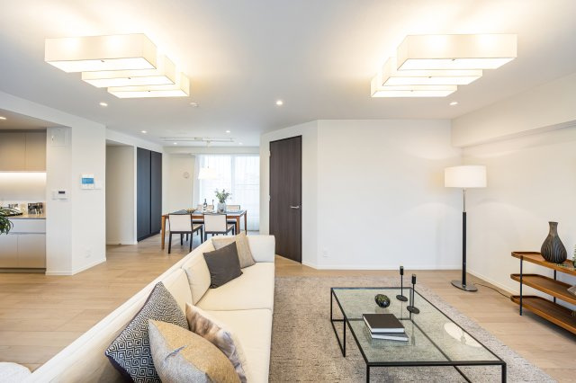 神楽坂パークハウスの居間・リビング|南向きの窓から注ぐ光に満たされる心地よいリビングダイニングです。床暖房が敷設され、寒い季節も快適にお過ごしいただけます