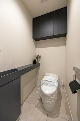 神楽坂パークハウスのトイレ|レストルームには洗練された住まいにふさわしいスタイリッシュなタンクレストイレを備え付けました。収納にも便利な手洗いカウンター付きです