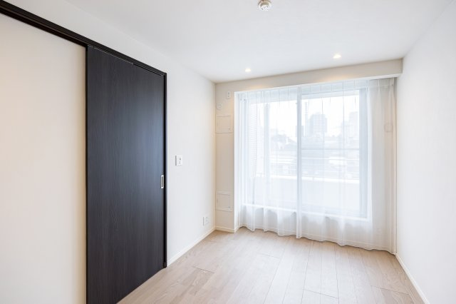 神楽坂パークハウスの洋室|約6.5の洋室1はリビングから一番遠く、プライベート性が高いお部屋です。過ぎゆく時間をゆったりと感じることができ、主寝室におすすめです