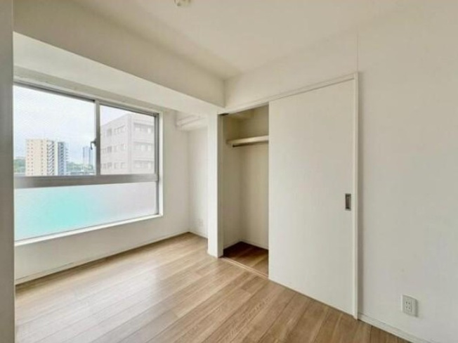 【洋室】 | グランシャリオ王子 | 南側と西側の二面採光で明るさが享受できる居室