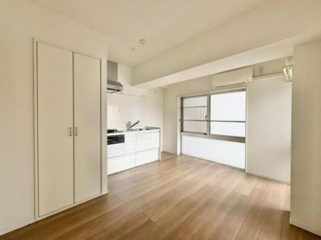 【居間・リビング】 | グランシャリオ王子 | 室内には豊かな陽光が注ぎ込み、爽やかな住空間を演出。