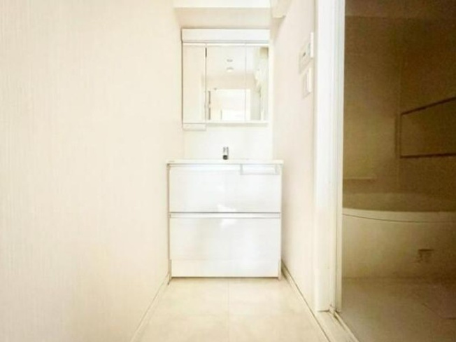 【独立洗面台】 | グランシャリオ王子 | ご家族の1日が始まり、1日の終わりを締めくくる洗面空間。