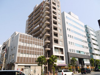 【外観】 | モダンでスタイリッシュな印象を与えるグレーを基調とした外観。