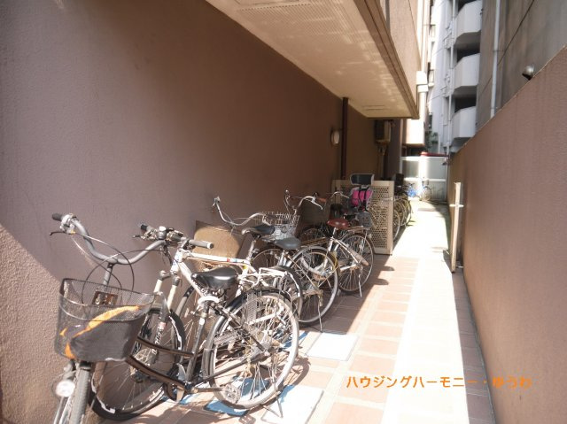 【駐輪場】 | グランシャリオ王子 | 屋根付きの駐輪場となっていますので、雨の日でも大切な自転車が濡れずに済みます。
