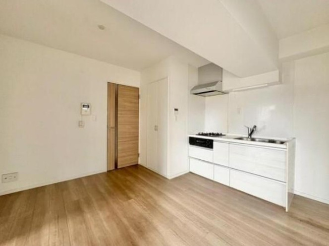 【居間・リビング】 | グランシャリオ王子 | 明るく開放的な空間が広がるLDK。