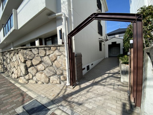 ウェルシー岡本のエントランス