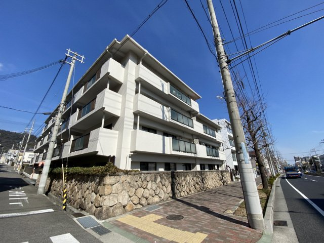 ウェルシー岡本の外観