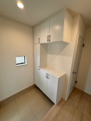 【玄関】 | Heartful-Town岩倉市大地町全４棟【岩倉南小　岩倉中】 | LINEから簡単お問合せ可能！
友達検索で@nqk7328tです！。