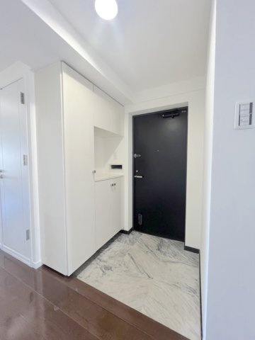 ネクサス香椎1号棟の玄関