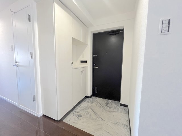 ネクサス香椎1号棟の玄関