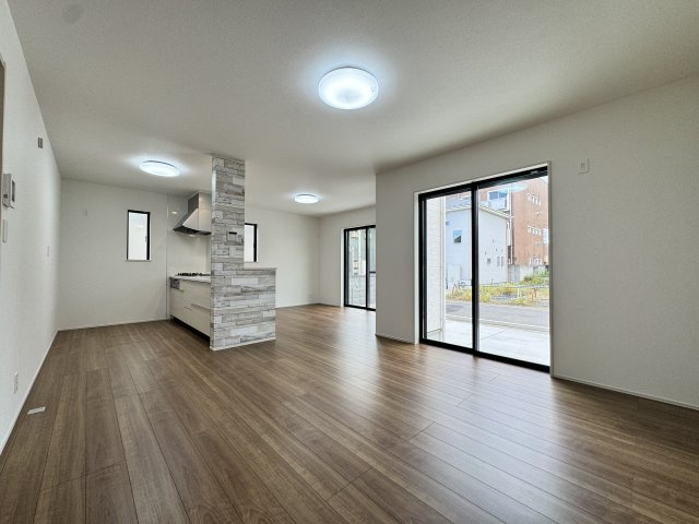 ハートフルタウン前橋市三河町1丁目　Ａ号棟の居間・リビング|カウンターキッチンなのでお料理をしながら会話もできます。
夕食の支度をしながら、お子様の様子も見られて自然と会話も増えますよ♪