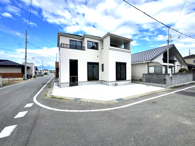 ハートフルタウン前橋市三河町1丁目　Ａ号棟の前面道路含む現地写真|前面道路含む現地写真です。角地で開放的な立地で陽当たりも抜群！
