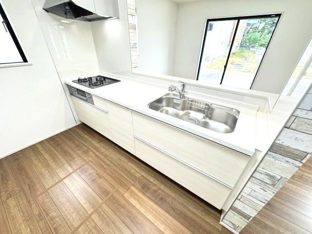 ハートフルタウン前橋市三河町1丁目　Ａ号棟のキッチン|人気のカウンターキッチン採用です☆
コンロも３口ご用意しています！調理スペースも広くストレスなくお料理できます。
浄水器つきなので美味しいお水も飲めますよ♪