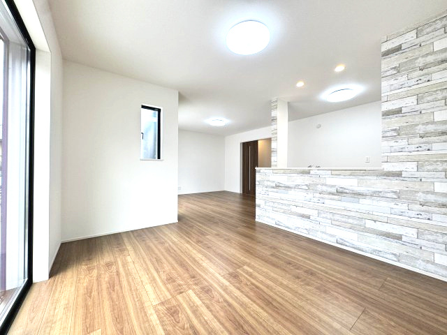 ハートフルタウン前橋市三河町1丁目　Ａ号棟の居間・リビング|ゆったり過ごせる18.5帖のリビングです♪人気の対面式キッチンを配した空間はお好みの家具も合わせやすく、家族がくつろぐ快適な空間造りをサポート。窓からは明るい陽光が差し込みます。