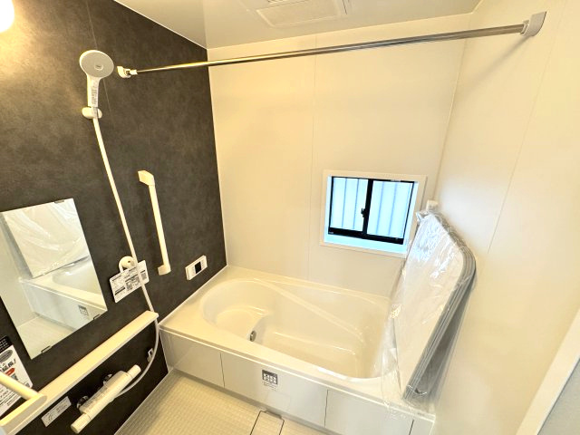 ハートフルタウン前橋市三河町1丁目　Ａ号棟の浴室|１坪タイプのフルオートバスです！
足を延ばして入れる広さなので一日の疲れも癒されますよ♪
室内物干しや浴室乾燥機もあるのでお天気の悪い日にはランドリースペースとしてもご利用できます！