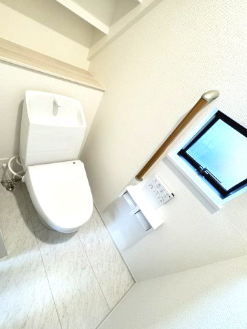 ハートフルタウン前橋市三河町1丁目　Ａ号棟のトイレ|1階トイレです。清潔感のある白を基調としています。
温水洗浄・便座暖房機能の付いた快適なトイレです☆