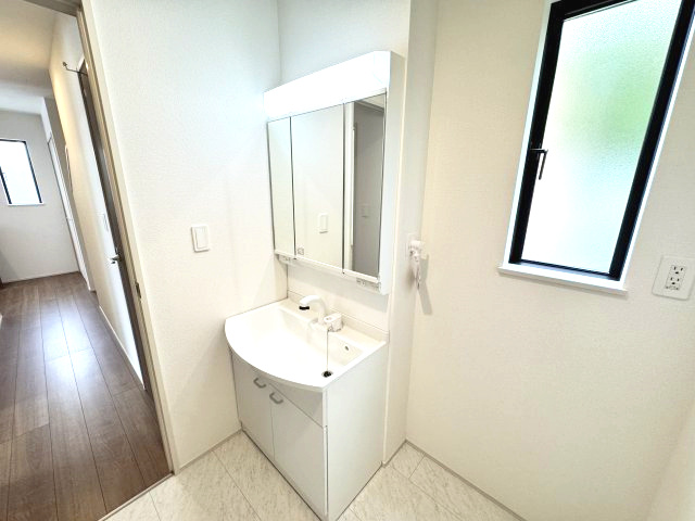 ハートフルタウン前橋市三河町1丁目　Ａ号棟の独立洗面台|シャワー水栓付き洗面台で朝の身支度もバッチリです！
洗面台には収納スペースもあり洗面室もすっきり片付きますよ！