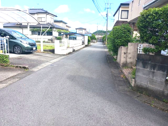 宇土市古保里町の中古一戸建の前面道路含む現地写真