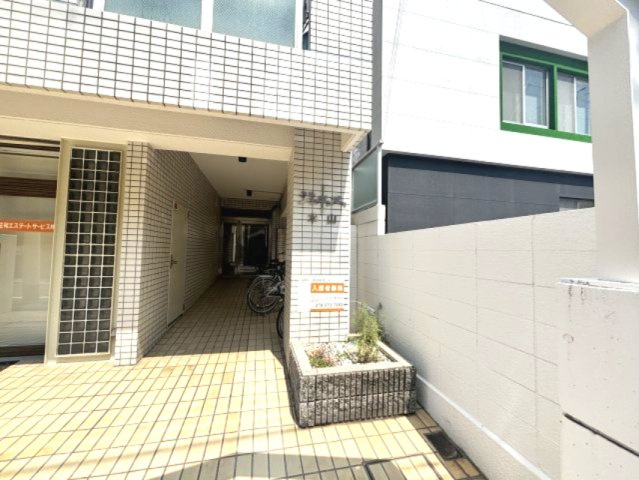 ジュネス本山のエントランス