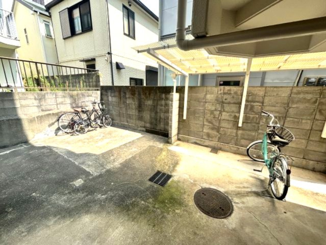 ジュネス本山の駐車場