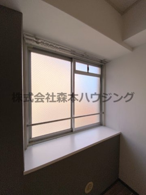 【内装】 | 　香里園ヒルズ | 出窓が明るくしてくれます