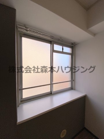 【内装】 | 　香里園ヒルズ | 出窓が明るくしてくれます