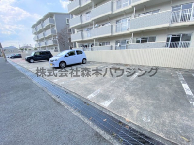 【駐車場】 | 　香里園ヒルズ | 車をお持ちの方に嬉しい駐車場付きの物件です