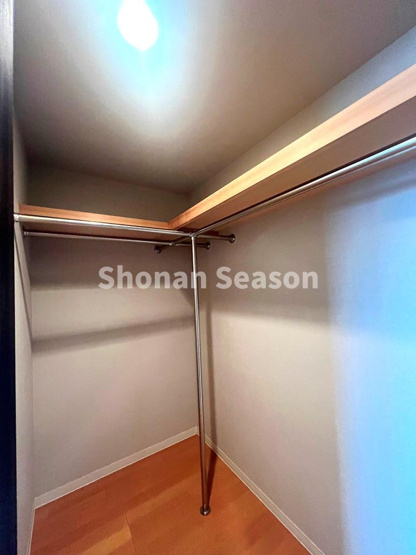 【収納】 | 衣類を吊るしたまま収納でき、畳む手間が省ける収納スペース♪　　　　
ご家族の荷物もたっぷり収納できそうですね◎