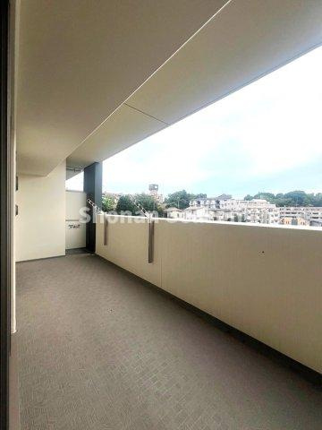 【バルコニー】 | 7階につき眺望＆開放感良好！十分な広さがあり家事もラクラク♪　　　