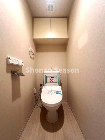 【トイレ】 | 掃除用具やトイレットペーパーのストックが収納できる棚付き！　　　　
汚れもサッと拭けて、常に清潔を保てますよ♪
