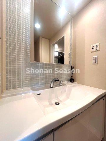 【独立洗面台】 | スタイリッシュな洗面スペース◎身だしなみチェックに便利な鏡付き！
