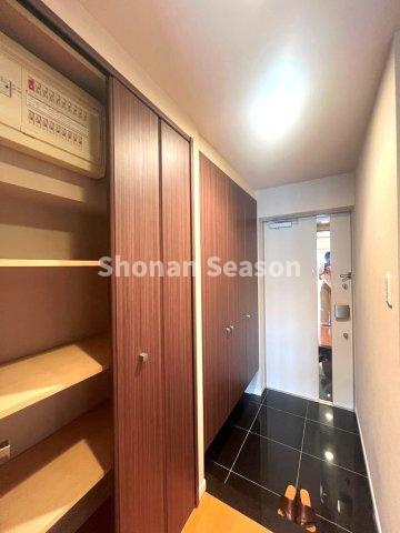 【玄関】 | 天井まで高さのあるシューズBOX！乱雑になりがちな玄関もすっきり♪