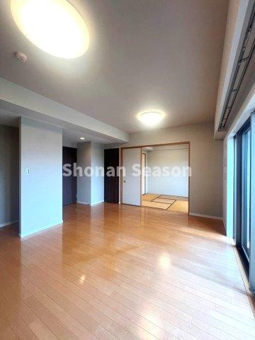 【居間・リビング】 | バルコニーに面した明るいリビングで家族団らん時間が楽しめます◎